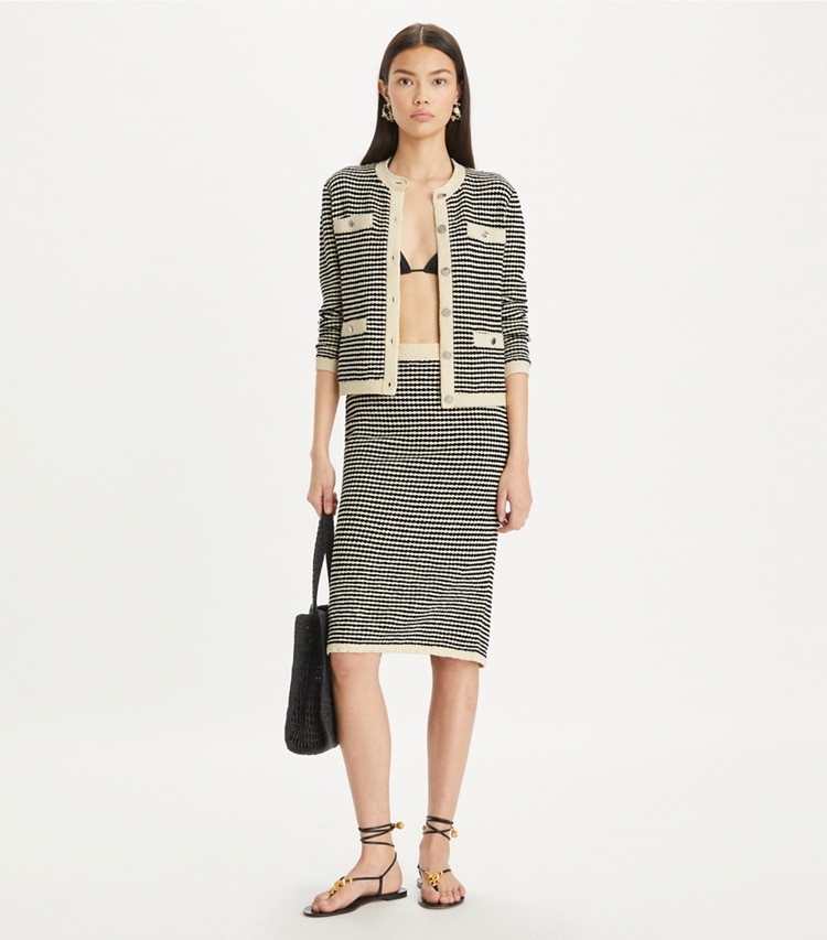 Tory Burch designer pantaloni Gonna midi in cotone con cucitura a righe in Medium Navy / French Cream parte anteriore su modella