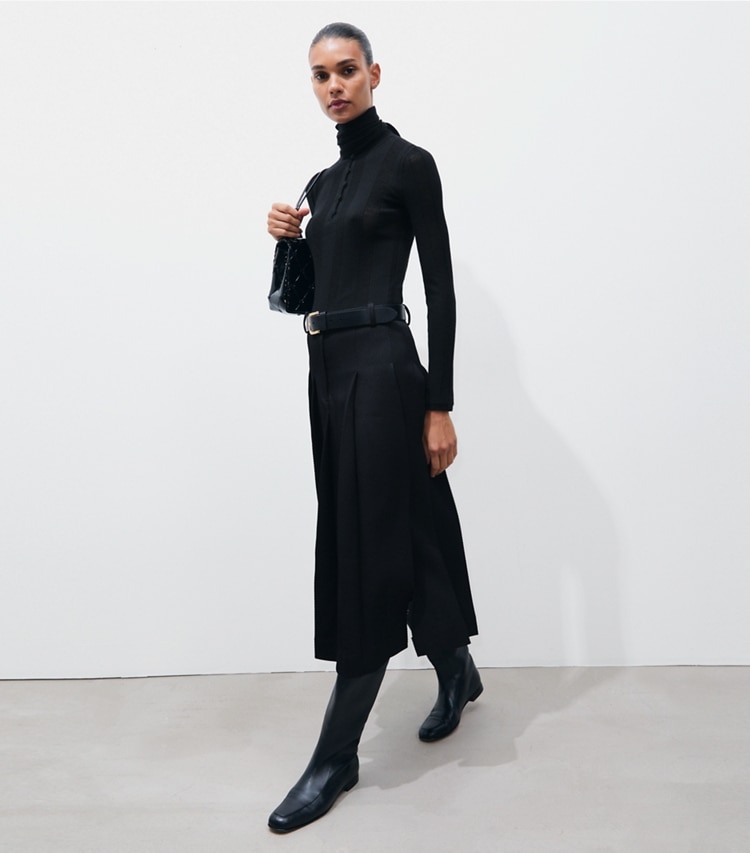 Tory Burch designer pantaloni Gonna sartoriale a pieghe in twill in Black parte anteriore su modella