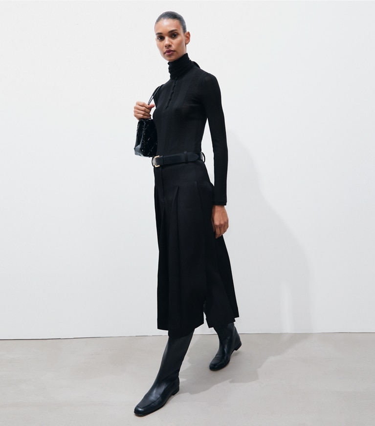Tory Burch designer pantaloni Gonna sartoriale a pieghe in twill in Black parte anteriore su modella