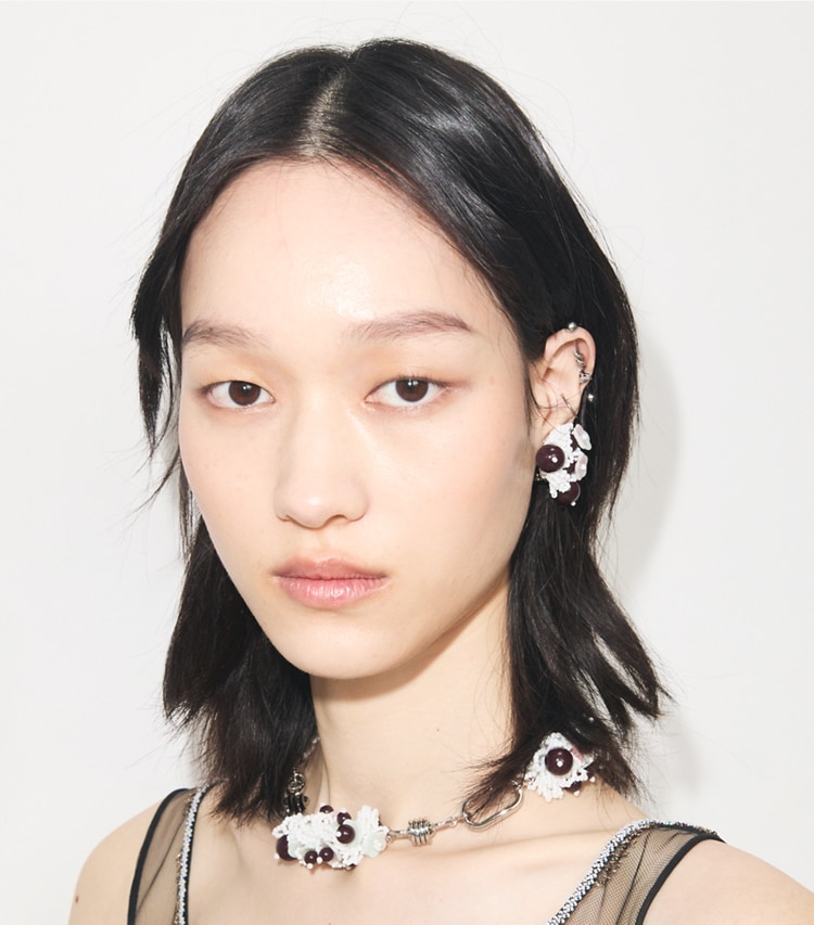 Tory Burch designer colliers Grand collier à perles Runway in Tory Silver accessory on model