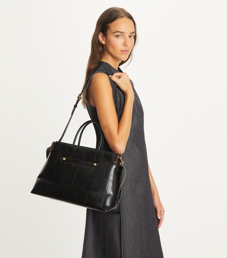 Tory Burch designer sac à main Grand sac Mercer en cuir embossé effet croco in Black accessory on model