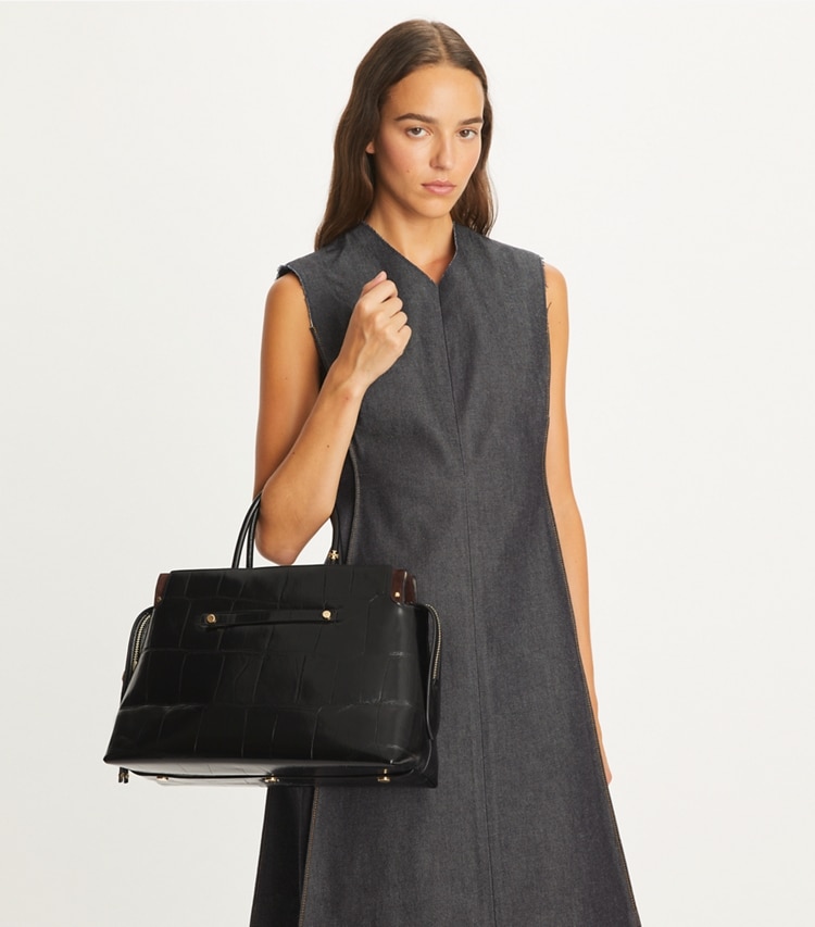 Tory Burch designer sac à main Grand sac Mercer en cuir embossé effet croco in Black additional on model
