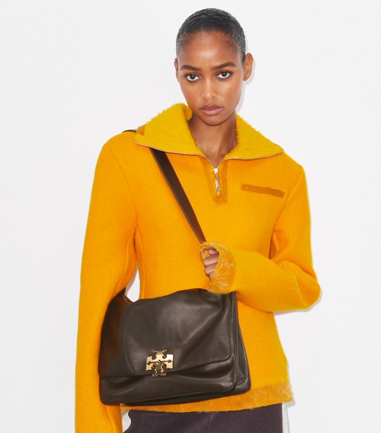 Tory Burch designer sacs porté épaule Grand sac porté épaule Charlie in Warm Mahogany accessory on model