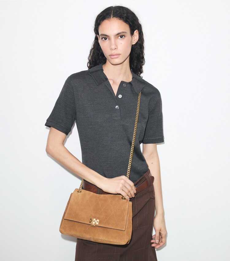 Tory Burch designer sacs porté épaule Grand sac porté épaule Charlie matelassé en daim in Caramel additional on model