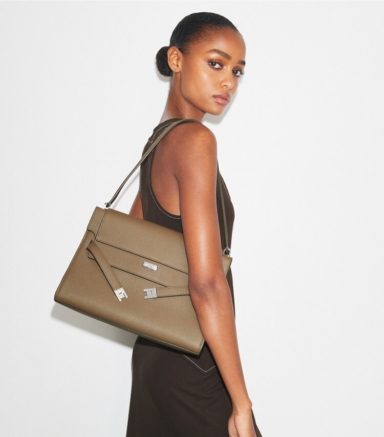 Tory Burch designer sacs porté épaule Grand sac porté épaule Lee Radziwill in Wild Mushroom accessory on model