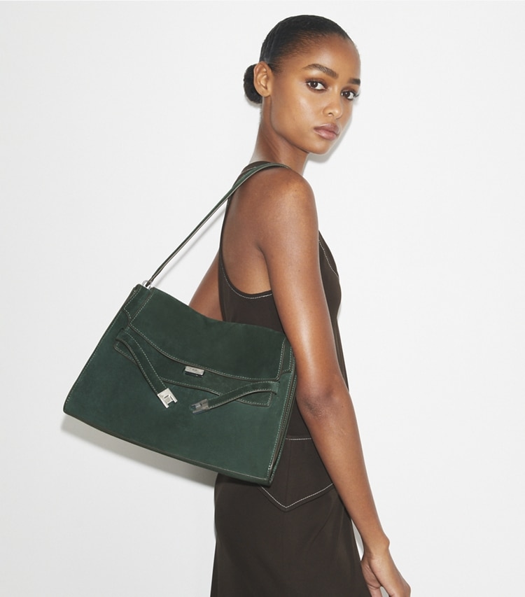 Tory Burch designer sacs porté épaule Grand sac porté épaule Lee Radziwill en daim in Warm Teal accessory on model