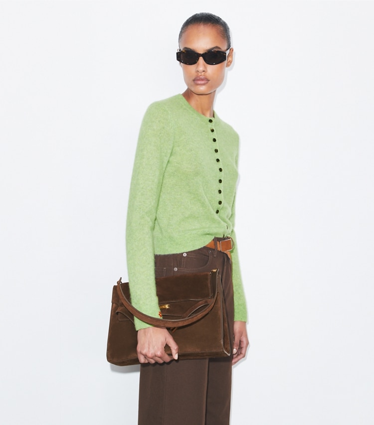 Tory Burch designer sacs porté épaule Grand sac porté épaule Lee Radziwill en suède dans Dark Cocoa accessoire sur le modèle