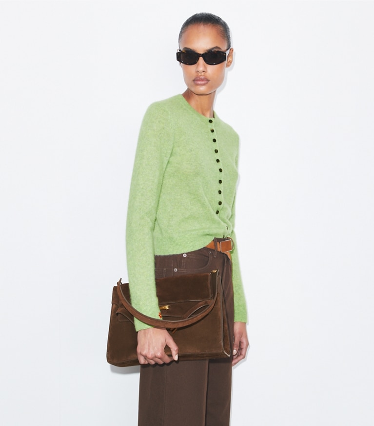 Tory Burch designer sacs porté épaule Grand sac porté épaule Lee Radziwill en suède dans Dark Cocoa accessoire sur le modèle
