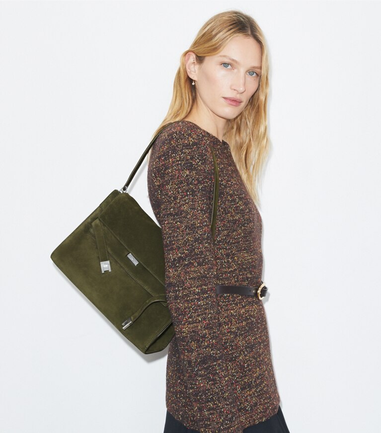 Tory Burch designer sacs porté épaule Grand sac porté épaule Lee Radziwill en suède dans Dark Olive accessoire sur le modèle