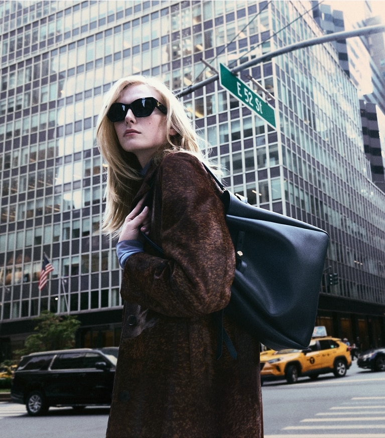 Tory Burch designer sacs porté épaule Grand sac seau Romy in Black angle