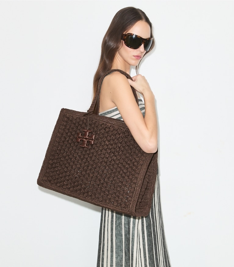 Tory Burch designer tote bags Große, handgehäkelte Ella Popcorn Tote Bag in Dark Cocoa accessory on model