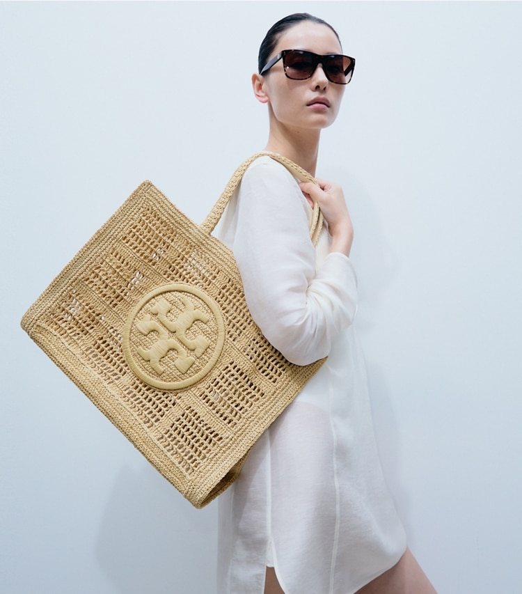 Tory Burch designer tote bags Große, handgehäkelte Ella Tote Bag in Natural accessory on model