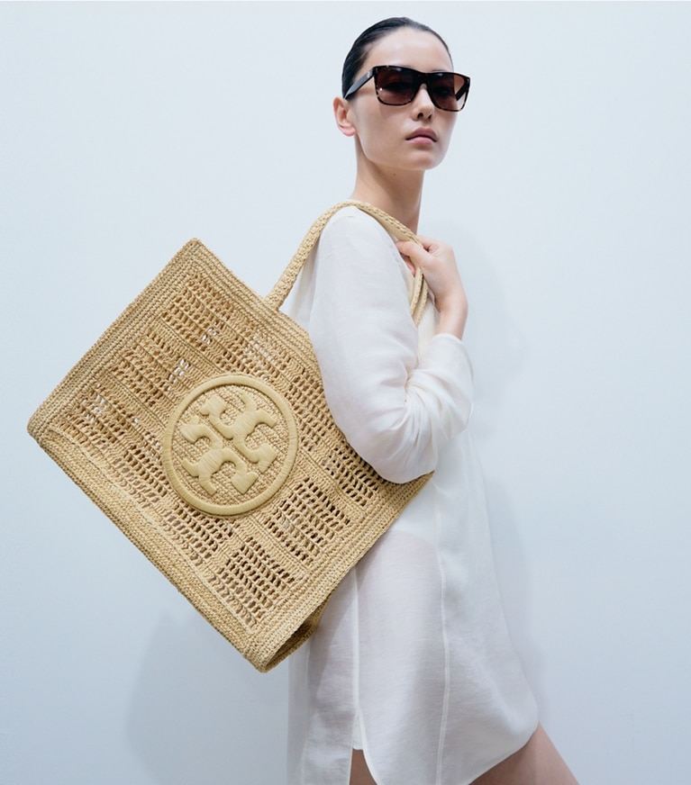 Tory Burch designer tote bags Große, handgehäkelte Ella Tote Bag in Natural accessory on model