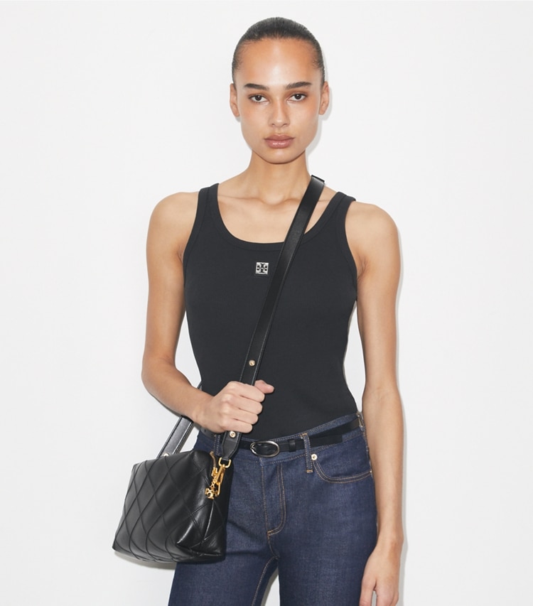 Tory Burch designer crossbody bags Große, weiche Fleming Crossbody Bag in Black accessory on model