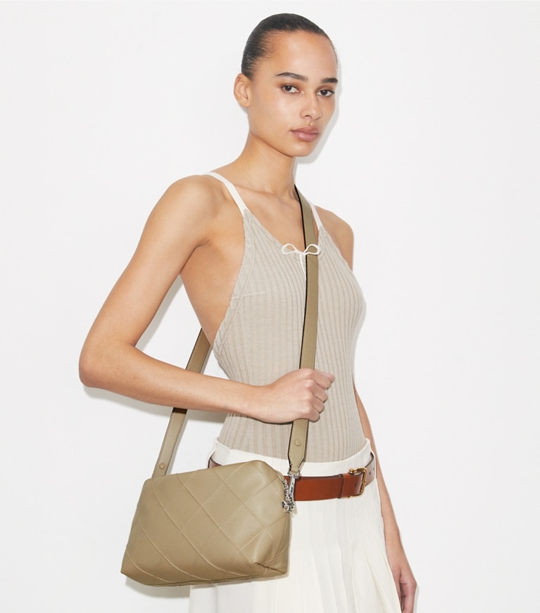 Tory Burch designer crossbody bags Große, weiche Fleming Crossbody Bag in Soft Cement accessory on model