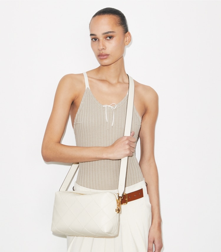 Tory Burch designer crossbody bags Große, weiche Fleming Crossbody Bag in Light Cream accessory on model