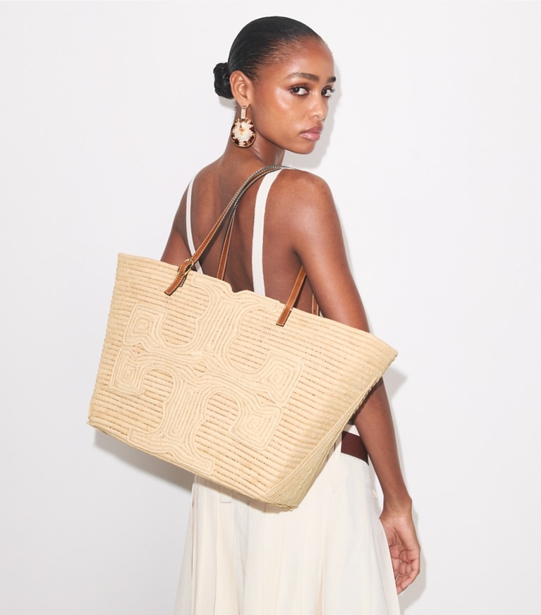 Tory Burch designer tote bags Große Ella Tote aus strukturiertem Stroh in Natural accessory on model