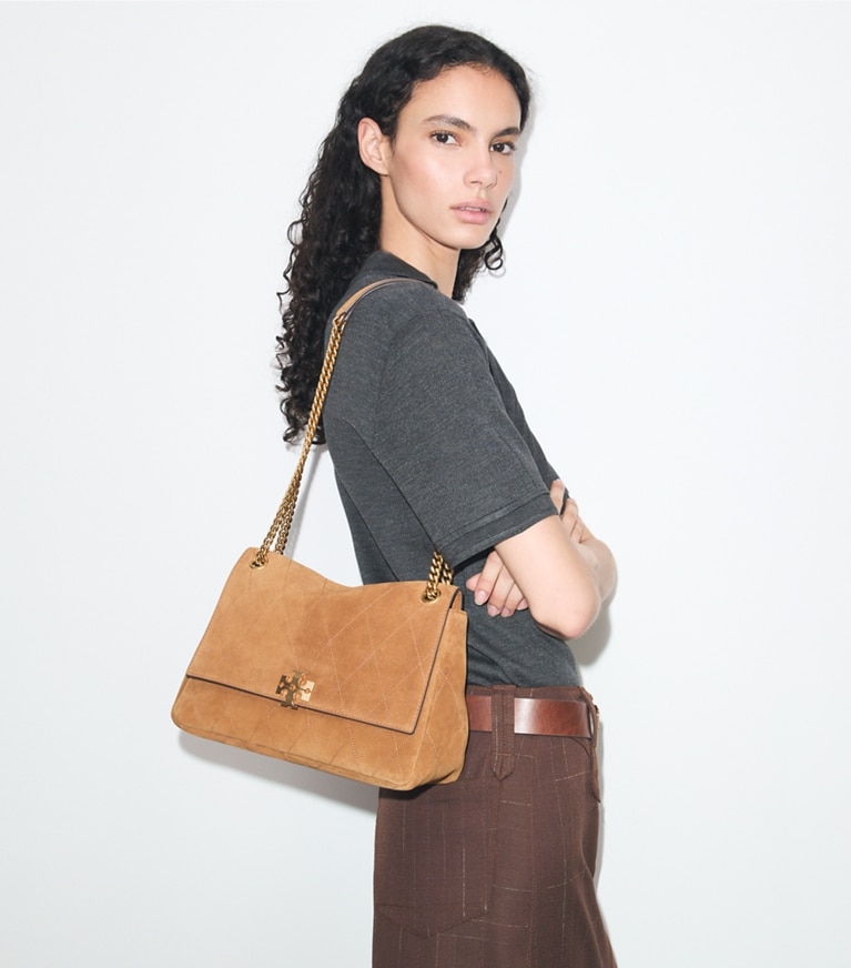 Tory Burch designer schultertaschen Große gesteppte Charlie Schultertasche aus Wildleder in Caramel accessory on model