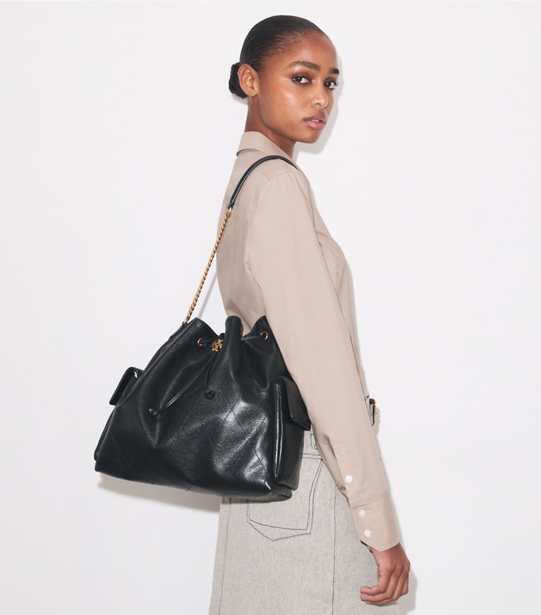 Tory Burch designer schultertaschen Große gesteppte Charlie Schultertasche mit Tunnelzug in Black accessory on model