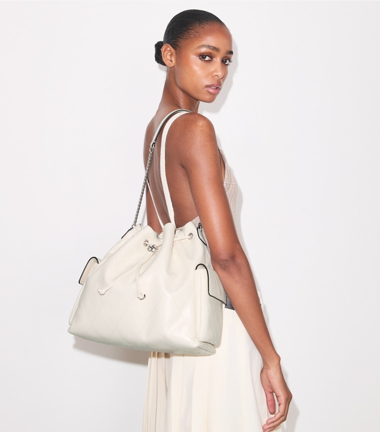 Tory Burch designer schultertaschen Große gesteppte Charlie Schultertasche mit Tunnelzug in Light Cream accessory on model