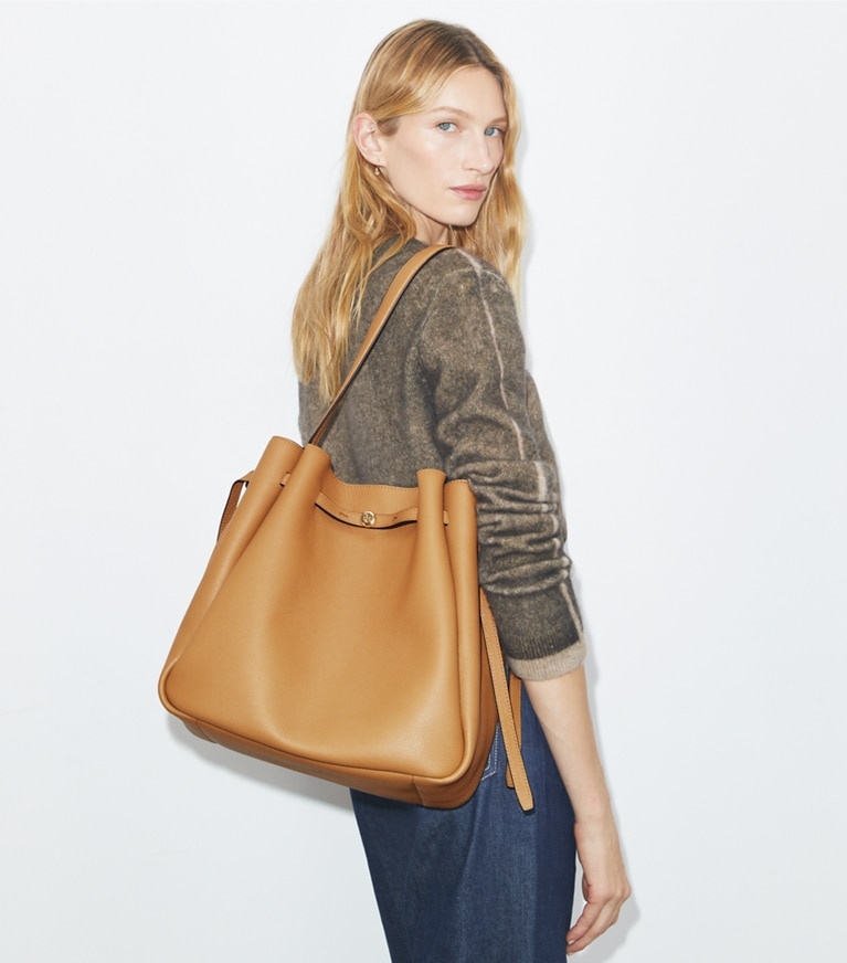 Tory Burch designer schultertaschen Große Romy Bucket Bag in Tiramisu accessory on model