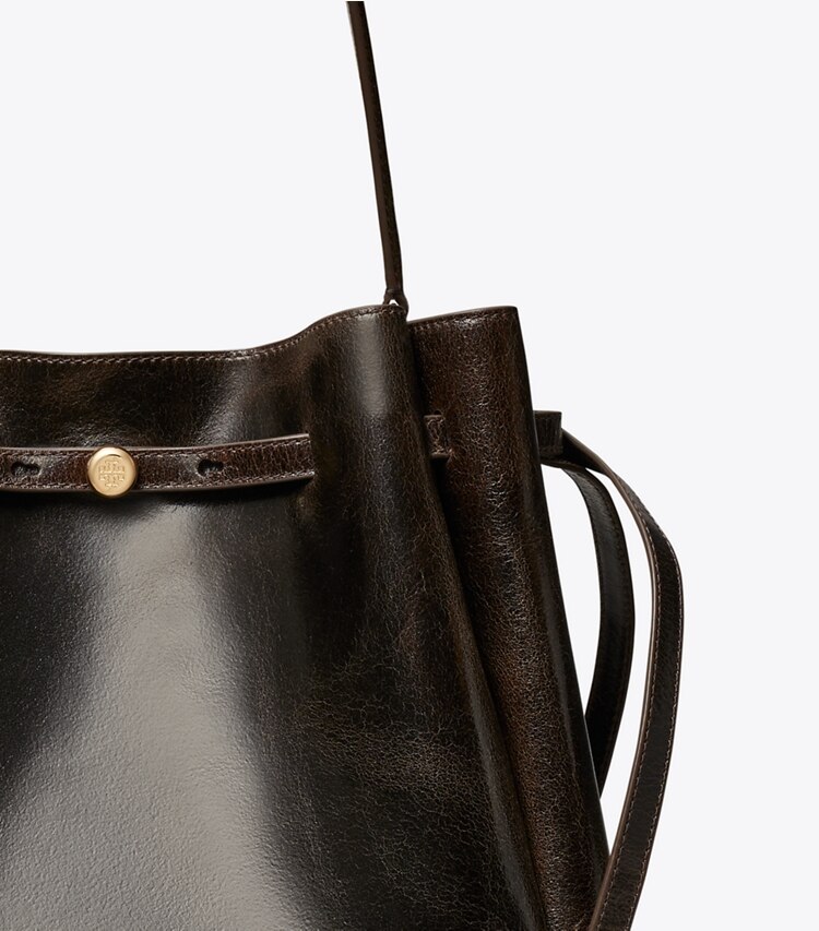 Tory Burch designer schultertaschen Große Romy Bucket Bag im Used-Look in Dark Brown detail