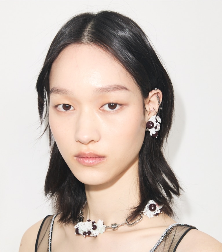 Tory Burch designer halsketten Große Runway Perlenkette in Tory Silver accessory on model