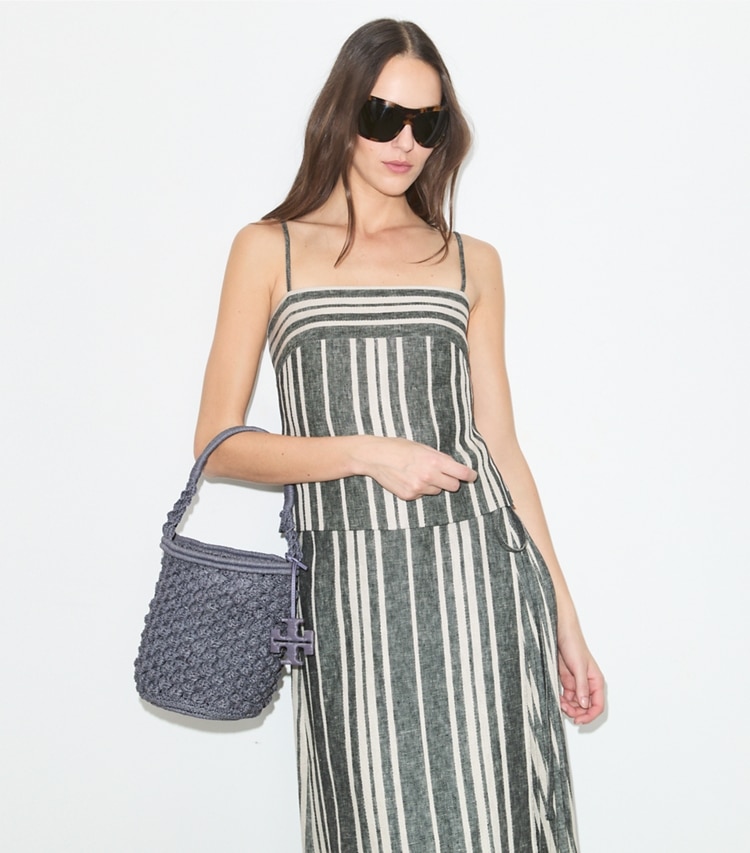 Tory Burch designer schultertaschen Handgehäkelte Ella Popcorn Bucket Bag in Gray accessory on model
