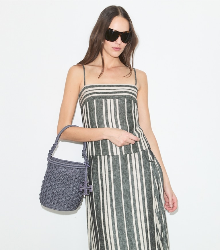 Tory Burch designer schultertaschen Handgehäkelte Ella Popcorn Bucket Bag in Gray accessory on model