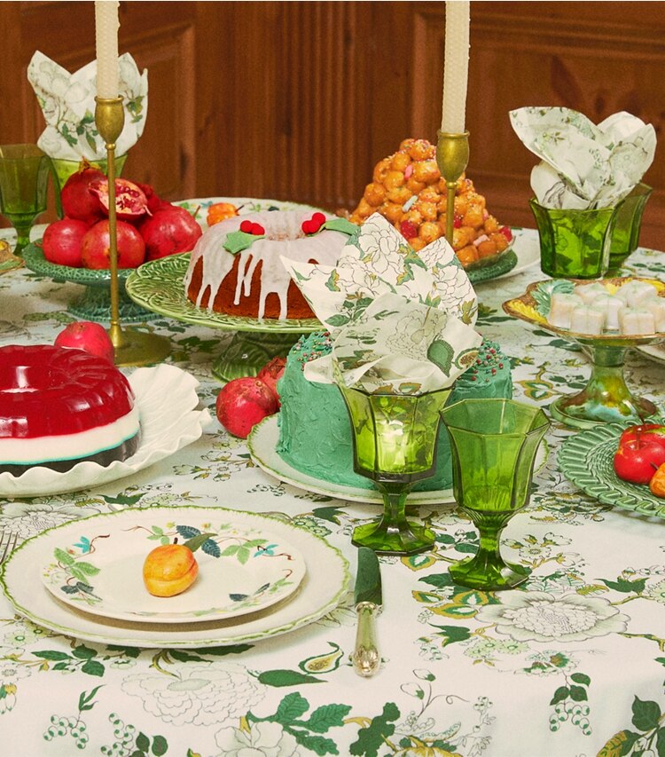 Tory Burch designer linens Happy Times Bouquet Dinner Napkin, Set Of 4 in Moss Green editorial