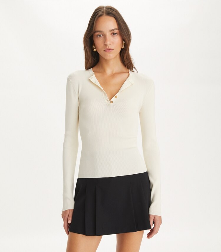 Tory Burch designer vestes Haut à col tunisien en viscose côtelée in NEW IVORY on model detail