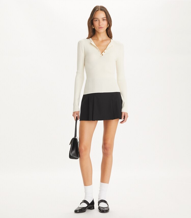 Tory Burch designer vestes Haut à col tunisien en viscose côtelée in NEW IVORY sur mannequin, devant