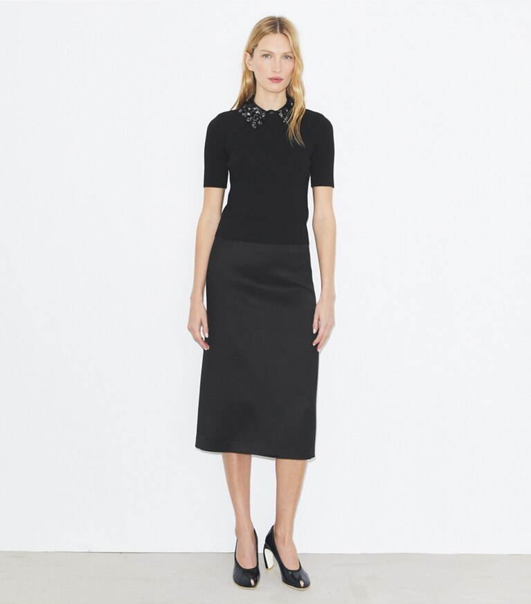 Tory Burch designer hauts Haut à manches courtes avec col orné dans Black sur modèle, de face