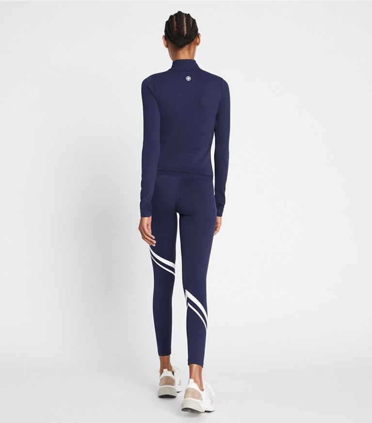 Tory Sport designer hauts Haut à manches longues à demi-zip coupe 7/8 dans Tory Navy sur modèle, de dos