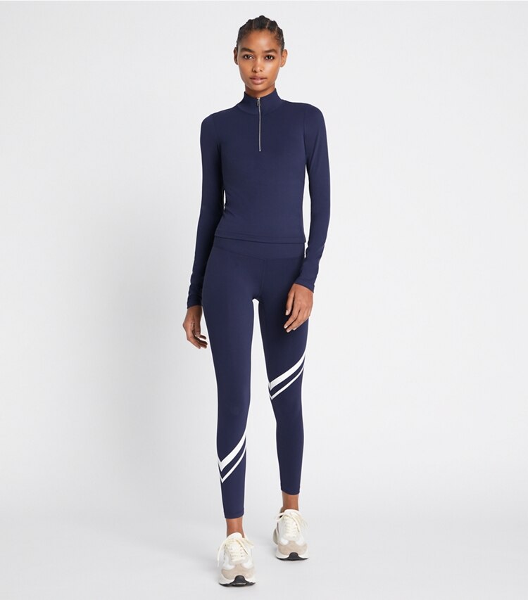 Tory Sport designer hauts Haut à manches longues à demi-zip coupe 7/8 dans Tory Navy sur modèle, de face