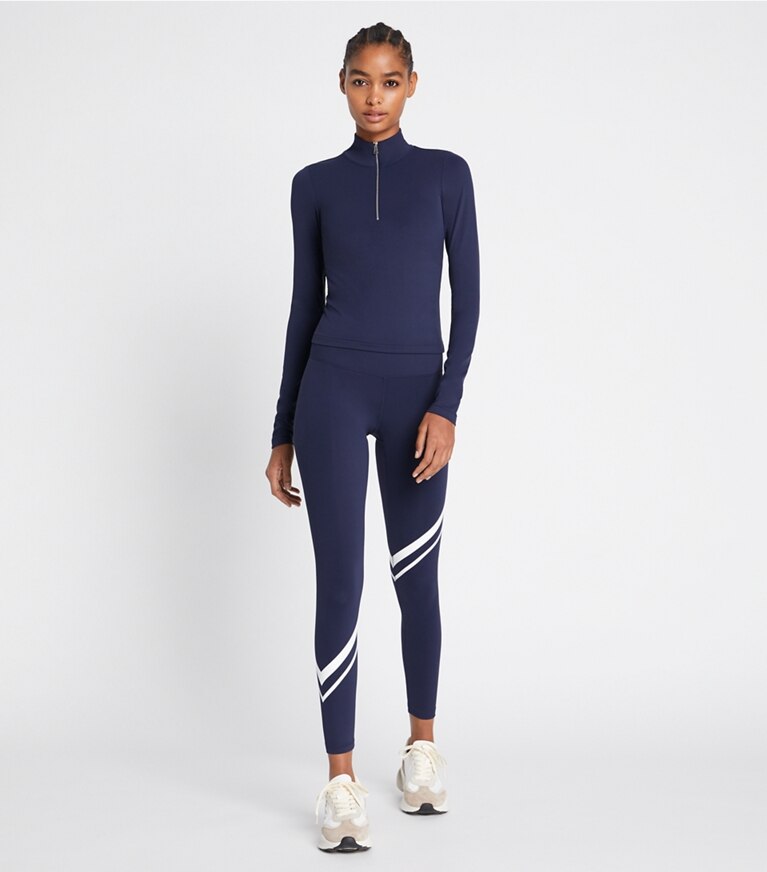 Tory Sport designer hauts Haut à manches longues à demi-zip coupe 7/8 dans Tory Navy sur modèle, de face