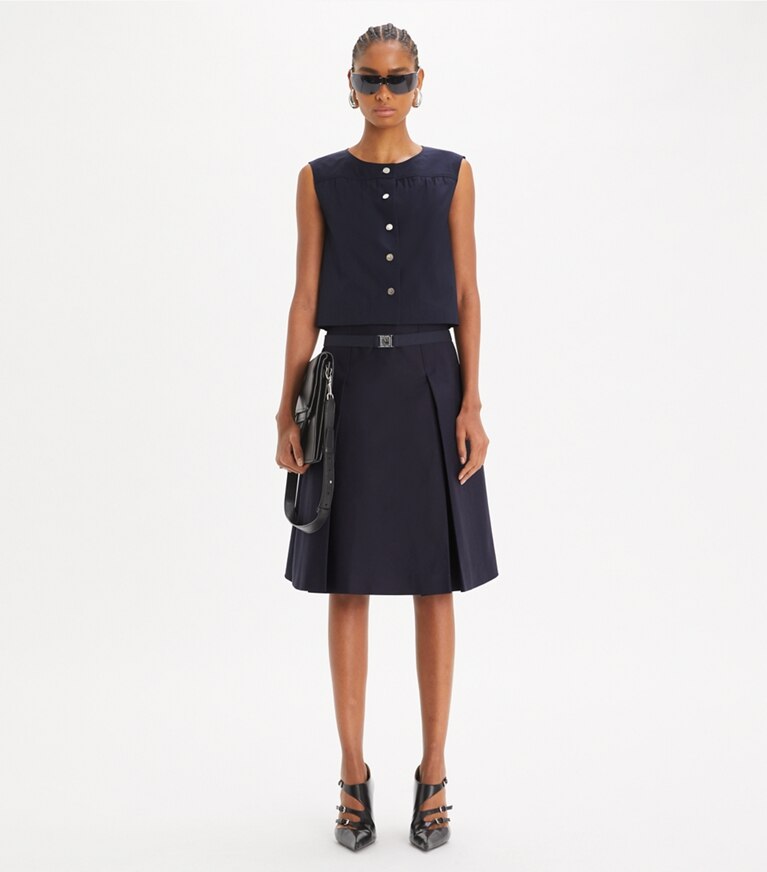 Tory Burch designer hauts Haut boutonné en popeline de coton dans Medium Navy sur modèle, de face
