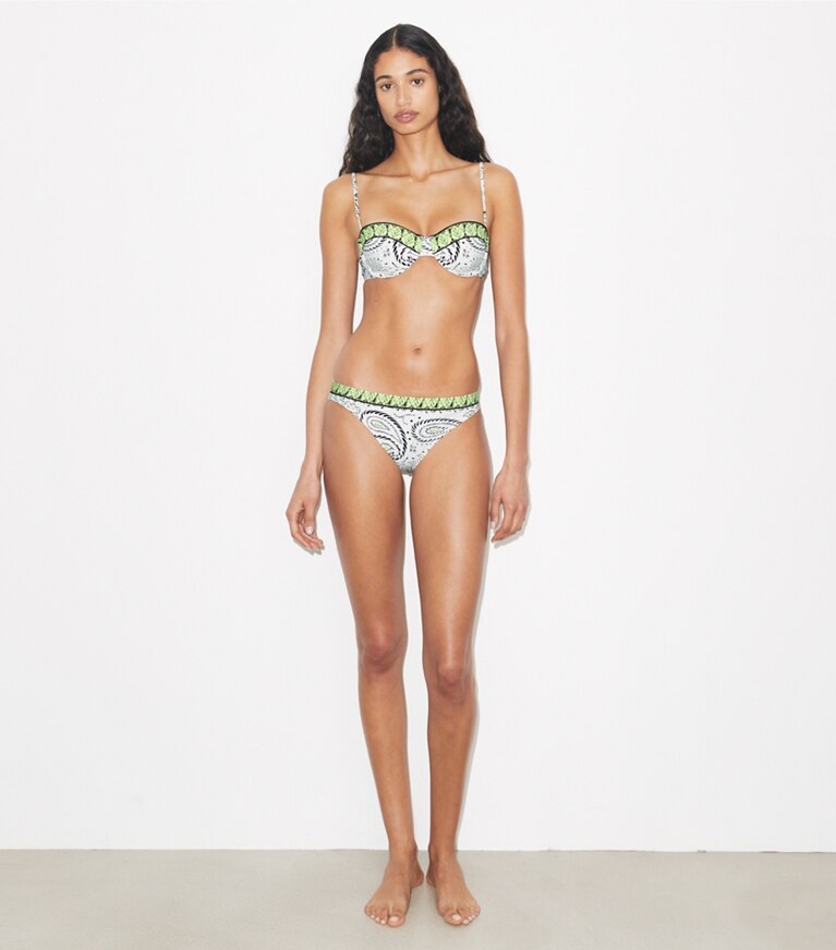 Tory Burch designer deux pieces Haut de bikini à armatures imprimé dans Mint Cockatoo sur modèle, de face
