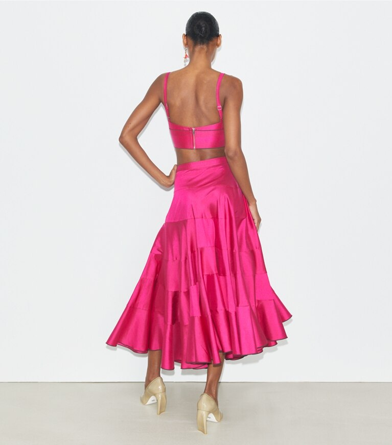 Tory Burch designer hauts Haut de brassière en soie dans Bold Pink sur modèle, de dos