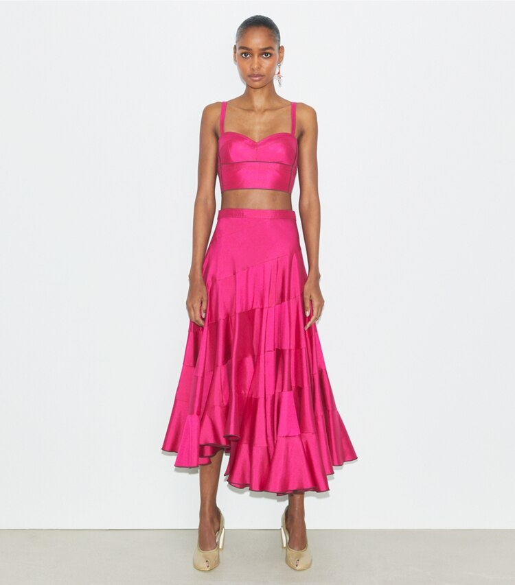 Tory Burch designer hauts Haut de brassière en soie dans Bold Pink sur modèle, de face