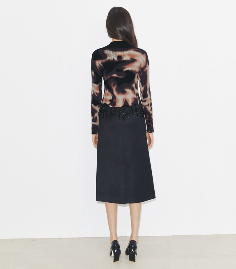 Tory Burch designer sweaters Haut en coton orné dans Black / Brown sur modèle, de dos