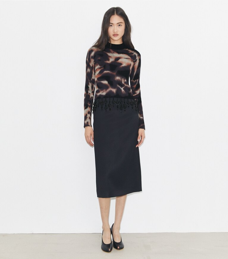 Tory Burch designer sweaters Haut en coton orné dans Black / Brown sur modèle, de face