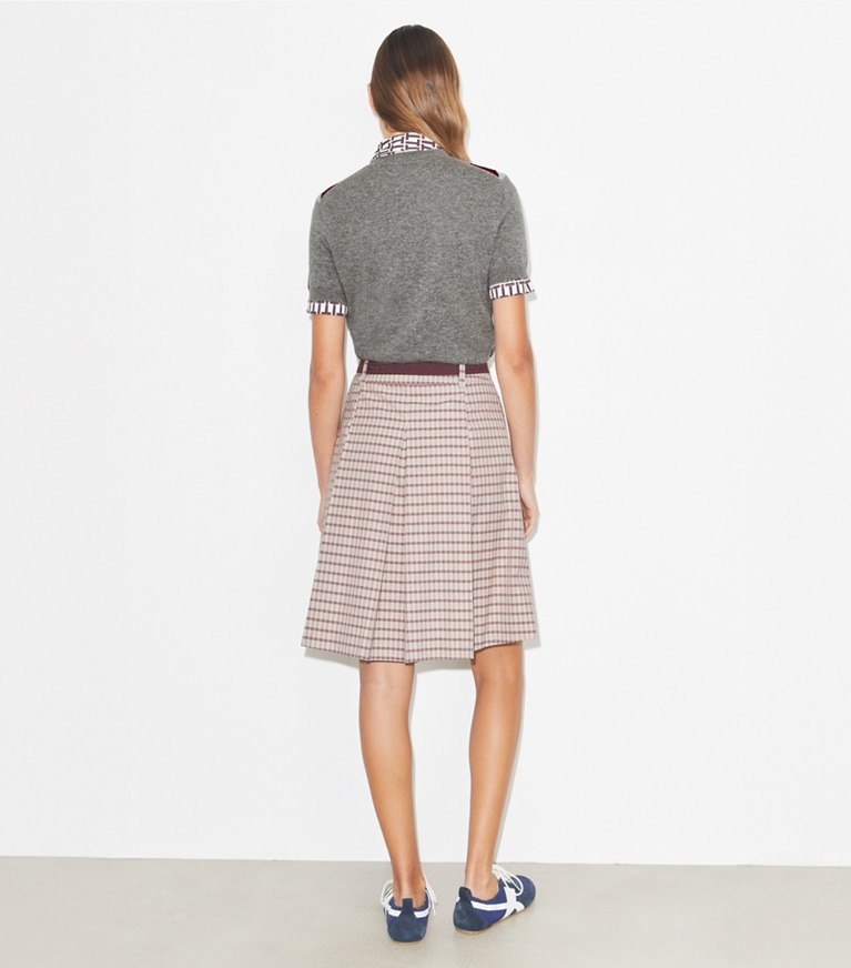 Tory Burch designer sweaters Haut en laine à chevrons in Light Gray on model back