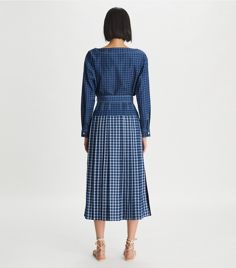 Tory Burch designer hauts Haut en soie à encolure bateau, à carreaux dans Blue / White sur modèle, de dos