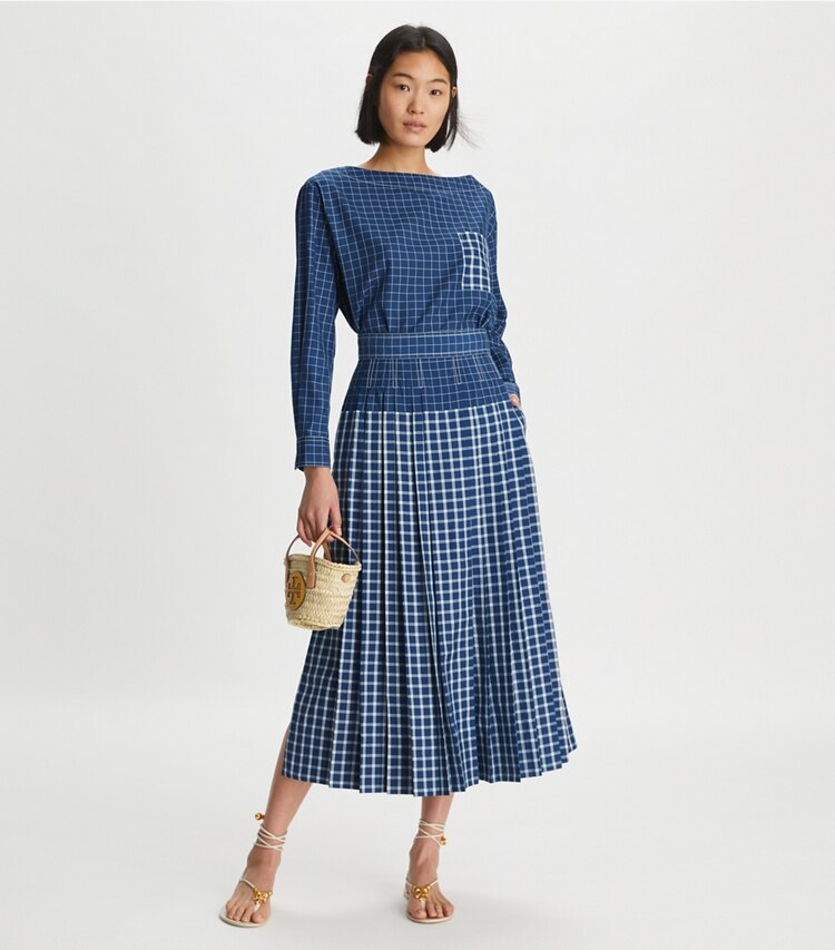 Tory Burch designer hauts Haut en soie à encolure bateau, à carreaux dans Blue / White sur modèle, de face