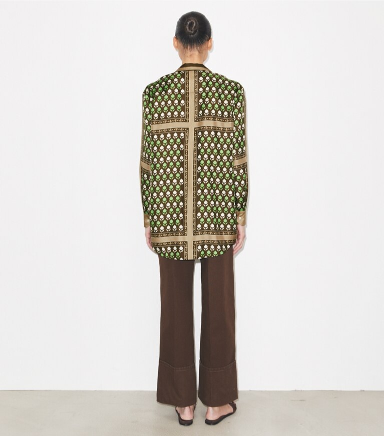 Tory Burch designer hauts Haut en soie dans Chocolate Pomegranate sur modèle, de dos