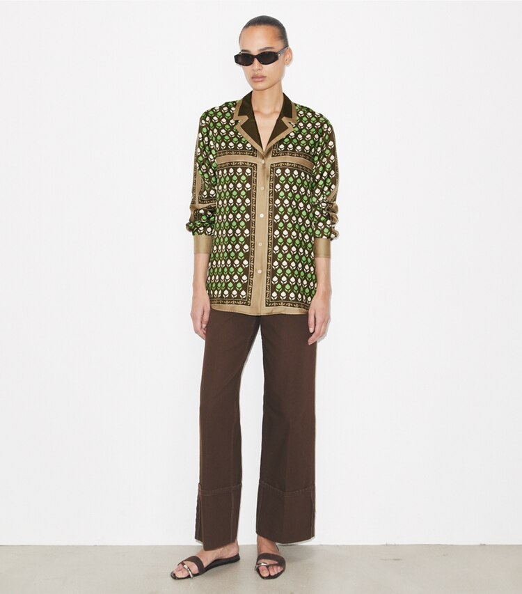 Tory Burch designer hauts Haut en soie dans Chocolate Pomegranate sur modèle, de face