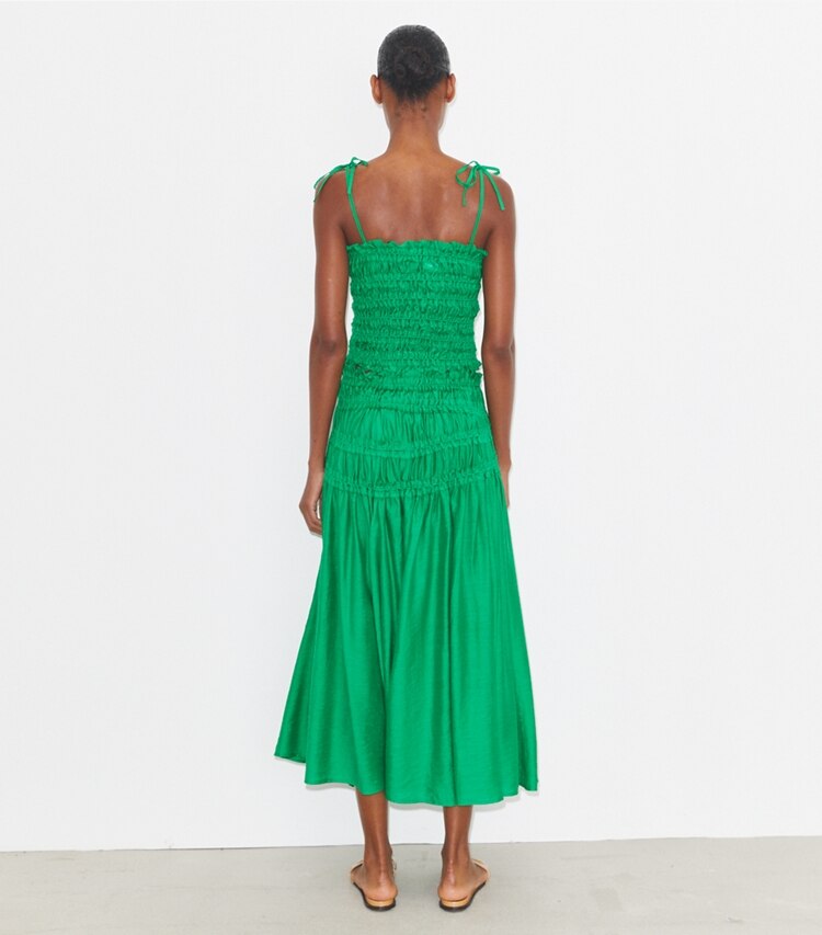 Tory Burch designer paréos Haut en viscose smocké dans Spring Jade sur modèle, de dos