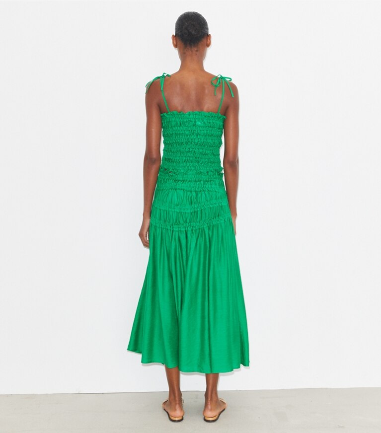 Tory Burch designer paréos Haut en viscose smocké dans Spring Jade sur modèle, de dos