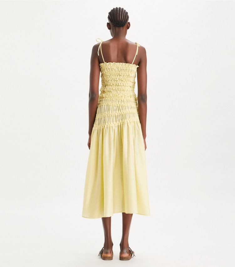 Tory Burch designer paréos Haut en viscose smocké dans Lumen sur modèle, de dos